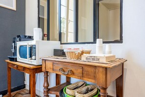 Interior - Studio 'Family Room for 3 People - No. 9' with Wi-Fi (Chantonnay)