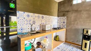 Fridge, oven, stovetop, electric kettle