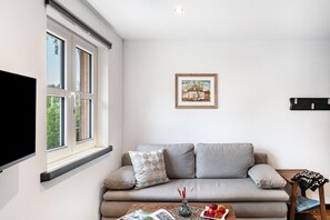 TV - Cozy 1-Room Apartment with Shared Terrace, Garden & Wi-Fi (Bützow)