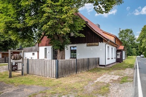 Exterior - Apartment 'Vierburg Bützow' with Shared Terrace, Garden, and Wi-Fi (Bützow)
