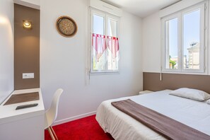 1 bedroom, WiFi, bed sheets - Room 'N°01' with Wi-Fi (Chantonnay)