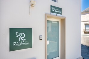 Exterior detail - Room 'N°01' with Wi-Fi (Chantonnay)