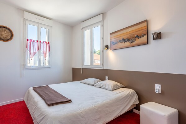 1 bedroom, WiFi, bed sheets - Room 'N°01' with Wi-Fi (Chantonnay)