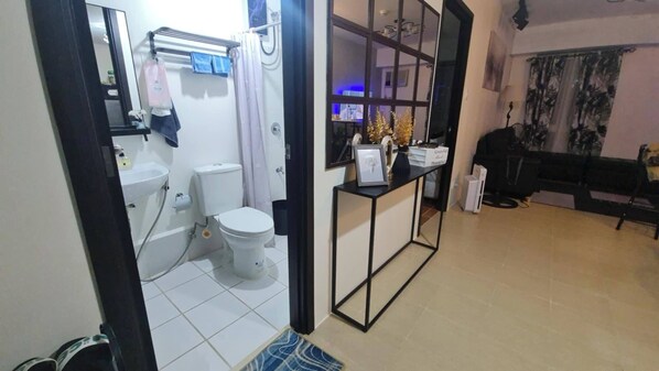 Bathroom - Spacious Suite in Pasig CityUrban Metro Escape (Pasig)