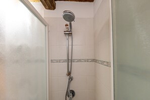 Ducha, secador de pelo y toallas