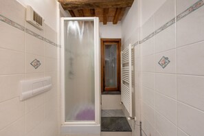 تجهيزات دش، مجففات شعر، مناشف