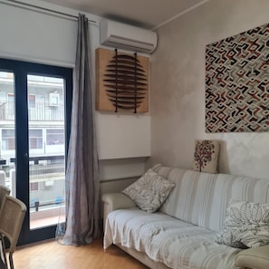 TV connectée, livres, chaîne hi-fi