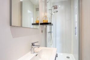 Shower - Room 'Double - No.08' with Wi-Fi (Chantonnay)