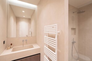 Apartamento Deluxe, 1 cama doble con sofá cama, balcón, vistas a la ciudad | Baño | Ducha y cabezal de ducha tipo lluvia