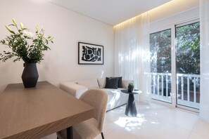 Luxury-Apartment, 1 Doppelbett, Balkon, Stadtblick | Essbereich im Zimmer
