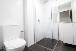 Shower, towels - Darling Harbor Retreat walk 5 min to the Casino (Pyrmont)