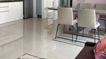 Condo, 2 habitaciones, para no fumadores, balcón | Área de sala de estar