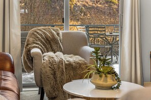 Smart TV, fireplace, offices