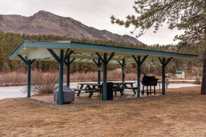 Outdoor dining - Cozy Riverfront  Cabin with Fireplace & Deck (Shawnee)