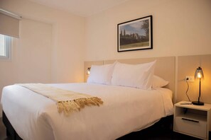 1 makuuhuone, työpöytä, silitysrauta/-lauta, Wi-Fi