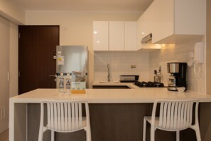 Køleskab, mikrobølgeovn, kogeplade, kaffe-/temaskine