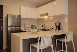 Kühlschrank, Mikrowelle, Herdplatte, Wasserkocher mit Kaffee-/Teezubehör