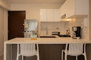 Kühlschrank, Mikrowelle, Herdplatte, Wasserkocher mit Kaffee-/Teezubehör