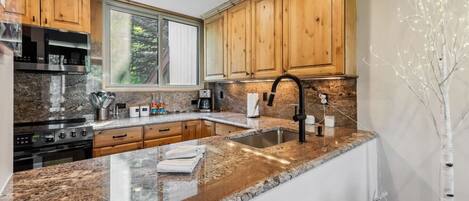 冷蔵庫、電子レンジ、オーブン、コンロ