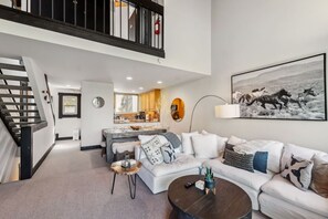 Smart TV, fireplace - Alpine Overlook |  Scenic Views & Steps to Trails (Vail)