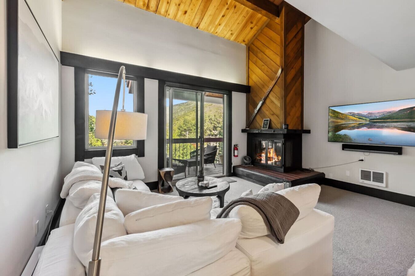 Een smart-tv en een open haard