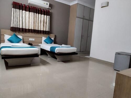 Spacious 4-bedroom apartment in lovely Hyderabad with WiFi, AC