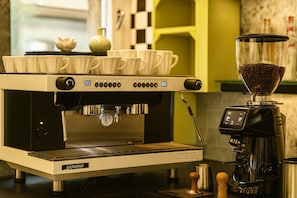 Petit déjeuner continental (12 EUR par personne)