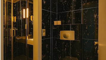 Habitación económica doble | Baño | Secador de pelo, zapatillas, toallas y jabón