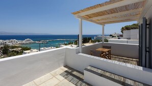 A terrace with a view of the sea, white walls, and a pergola. - Phaedrus Living: Paros Cycladic Residences 5 (Paros)
