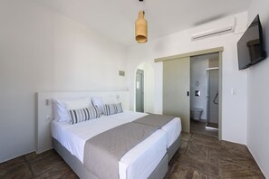 Luxury Studio, Sea View | In-room safe, blackout drapes, free WiFi - Phaedrus Living: Paros Cycladic Residences 5 (Paros)