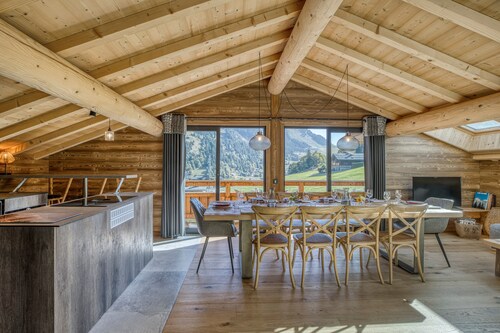 "Borderan" Apartment with Mountain Views, Jacuzzi, Balcony, and Wi-Fi