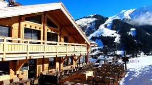 Outdoor dining - Apartment "Borderan" with Mountain Views, Jacuzzi, Balcony and Wi-Fi (La Clusaz)