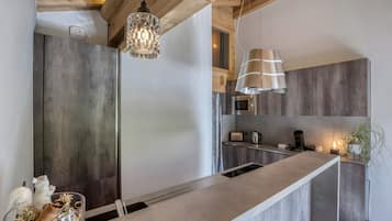 Refrigerador, microondas, horno, placa de cocina