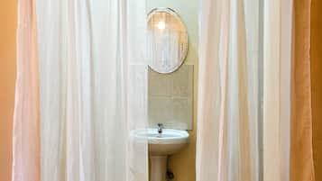 Secadora de cabello, toallas, jabón, papel de baño