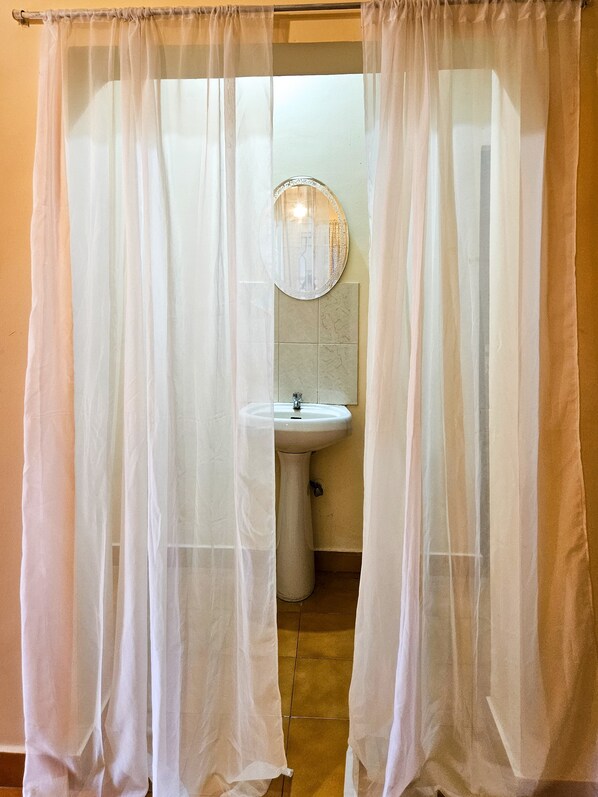 Sèche-cheveux, serviettes fournies, savon, papier toilette