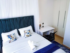 Deluxe Studio | Laptop workspace, free WiFi