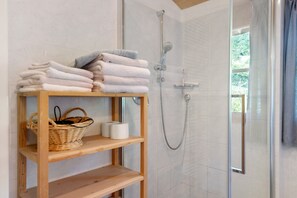Dusche, Haartrockner, Handtücher