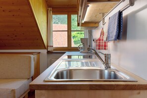 Kühlschrank, Mikrowelle, Herdplatte, Wasserkocher mit Kaffee-/Teezubehör