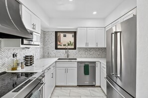 Refrigerador, microondas, horno, placa de cocina