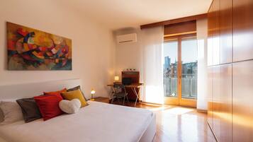 Comfort-Apartment, Balkon, Stadtblick | Schreibtisch, laptopgeeigneter Arbeitsplatz, Bügeleisen/Bügelbrett