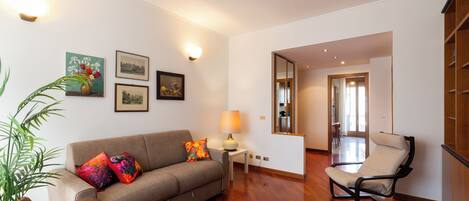 Comfort-íbúð - svalir - borgarsýn | Stofa | 32-tommu snjallsjónvarp með stafrænum rásum