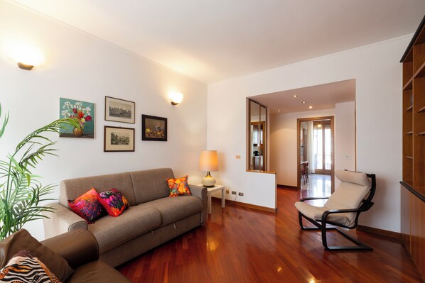 Appartamento Comfort, balcone, vista città | Area soggiorno | Smart TV 32 pollici con canali digitali