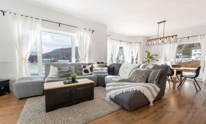 Tv, eldstad, tv-spel och böcker