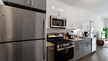 Kühlschrank, Mikrowelle, Ofen, Herdplatte