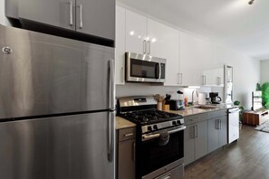 Geladeira, micro-ondas, fogão, cooktop