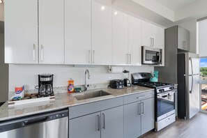 Refrigerador, microondas, horno y parrilla de estufa