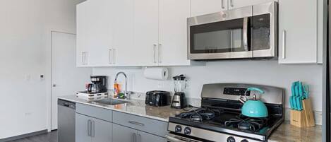 Frigorifero, microonde, forno, piano cottura