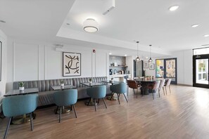 Dining - 2BR City Loft Sweeping Glass Views (Chicago)