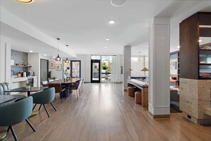 Dining - 2BR City Loft Sweeping Glass Views (Chicago)