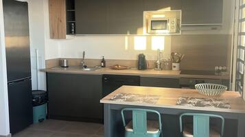 Geladeira, micro-ondas, fogão, cooktop